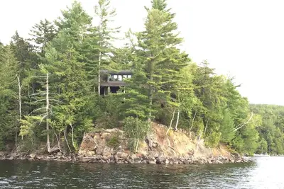 Image de Belle Log Lodge au bord du lac w / Cove, plage, quai et hangar Ă bateaux