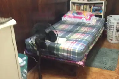 Image de Chambre avec Tv, bureau, penderie, lit, commode. Peut dormir deux confortablement.