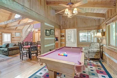 Image de Ours Den \/ Cozy Log Cabin w \/ Cheminée à bois \/ Climatisation \/ Près de High Country touristiques \/ tarifs incroyables! ! !