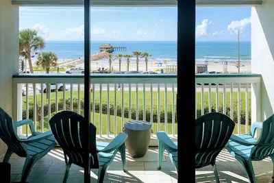 Image de Regardez les vagues déferlantes de notre balcon au dernier étage sur la plage! Nouvelle liste!