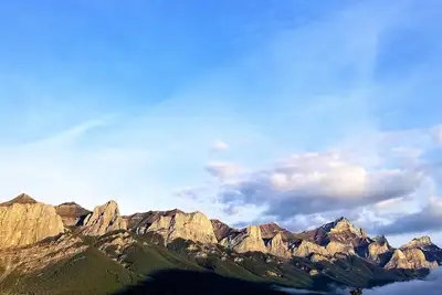 Image de Beaux-Arts! Vues panoramiques sur la montagne! Luxueux 5Brs \/ 4. 5Ba Townhome, Canmore pour 12 personnes