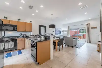 Image de Résidence de villégiature, à côté de Disney Townhome avec jacuzzi