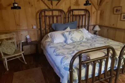 Image de 12 x 12 cabane rustique sur 52 acres ferme B & B