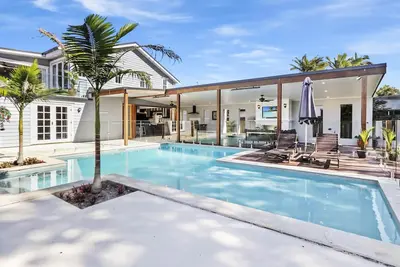 Image de Extravagant Hampton House sur la rivière Noosa.