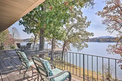 Image de Nouveau! Accueil Lakefront Hot Springs w / Hot Tub & Dock!