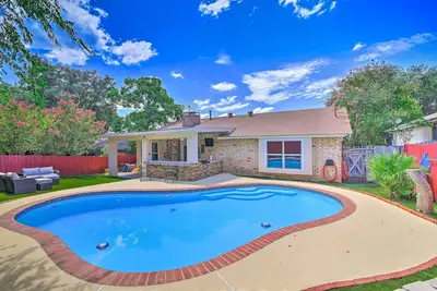 Image de Nouveau! Oasis de San Antonio avec jardin, piscine et bar en plein air!