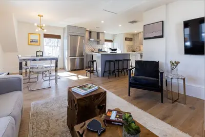 Image de Condo récemment rénové dans le parfait emplacement Ptown