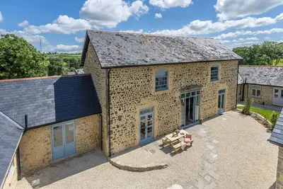 Image de Une fabuleuse et impressionnante grange convertie dotée de pièces de taille généreuse.
