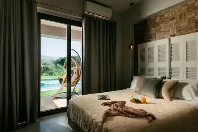 Image de La villa Olvini vous accueille sous le soleil crétois avec une piscine privée