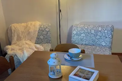 Image de appartement rustique avec cheminée