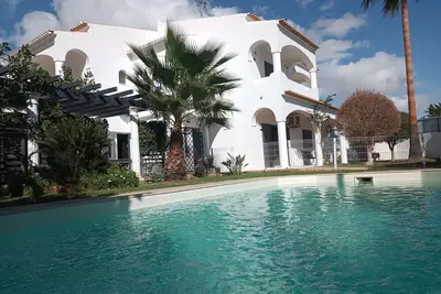 Image de Spacieuse villa individuelle avec piscine sécurisée et jacuzzi proche commerces