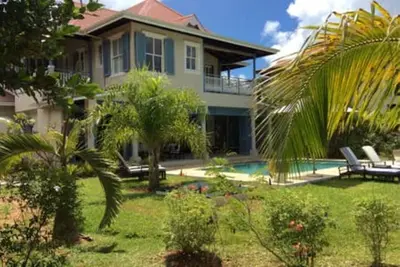 Image de Exceptional villa facing the sea on the beach