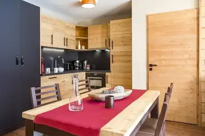 Image de Chambre Confortable avec une Cheminée + Parfait pour les skieurs | Vos Prochaines Vacances de Ski