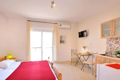 Image de Studio dans le ♥ de la ville avec balcon, 3min à