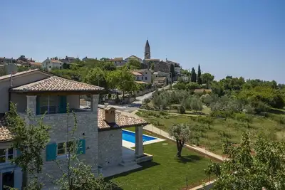 Image de Nouvelle villa en pierre moderne avec piscine au-dessus de Poreč