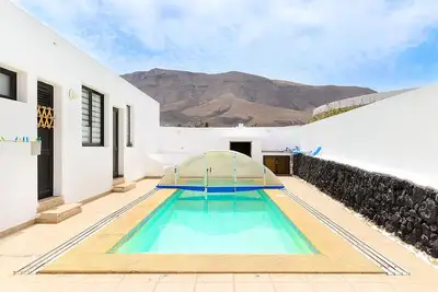 Image de Famara Beach Apartment on the Shore with Pool, Terrace, Gorgeous Ocean/Mountain Views & Wi-Fi; Parking Available
