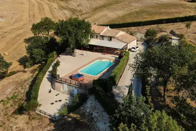 Image de Villa piscine privée et un jacuzzi dans une position panoramique.