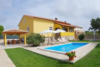 Image de Maison de vacances Svetvinčenat pour 1 - 8 personnes avec 3 chambres à coucher - Maison de vacances