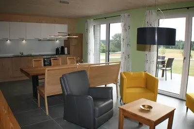Image de Grand appartement confortable de 86 m² au rez-de-chaussée avec une grande terrasse, idéal pour les personnes souffrant d'allergies, belle vue