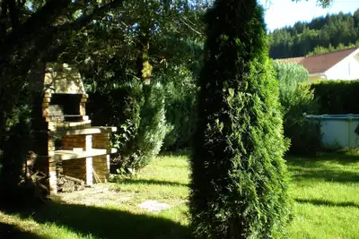 Image de Maison traditionnelle individuelle cloturée et tout pour bébé