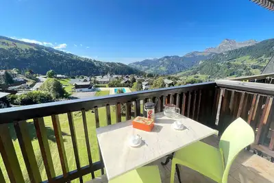 Image de Studio skis aux pieds avec piscine