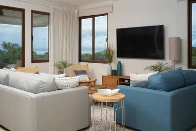 Image de Luxe 5 chambres avec vues de classe mondiale dans la communauté Oceanfront Luxe \/ Beach Club