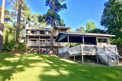 Image de 26 personnes. . . Lakehouse au bord du lac Sam Rayburn. Des vues incroyables!