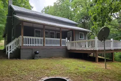 Image de Chalet mignon au-dessus du ruisseau