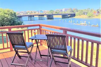 Image de Riverfront et 1-1 / 2 Blk to Beach Access, Amazing Water Views, Pet Friendly