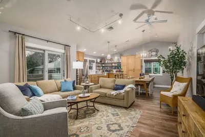 Image de Nouveau! Centre de la ville, détails luxueux, 2 blks à la plage, balcon avec vue sur l'océan