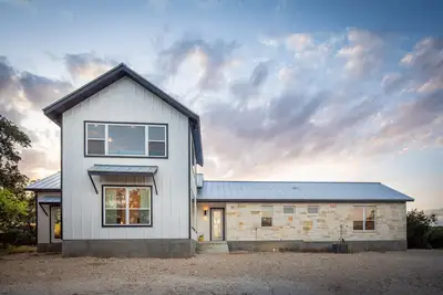 Image de Juniper Woods Farmhouse- nouvelle maison de charme sur la superficie, dort 12 confortablement!