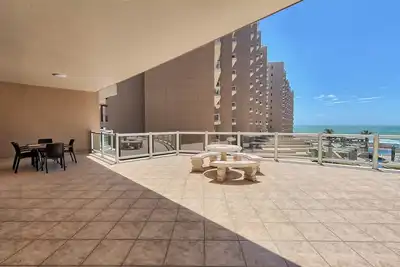 Image de Étage bas - Phase 1 - Grand patio prolongé - 2 lits King - Bonus Bunk Bed Room!