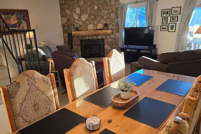 Image de Super emplacement pour les stations de ski! ! Condo calme, confortable et spacieux 2br / 2ba