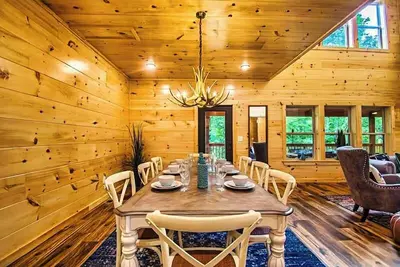 Image de Chic Retreat I - Grand théâtre, Piscines intérieure / extérieure, Mur de télévision, Bain à remous, Salle de jeux