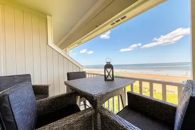 Image de Superbe maison face à l'océan avec une vue imprenable sur la plage!