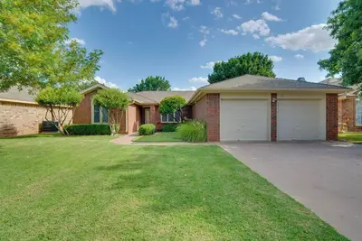 Image de Nouveau! Lubbock Home w \/ Deck & Yard - 8 Miles to Ttu!