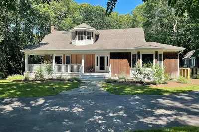 Image de Nouveau: 4br Sag Harbor House, piscine chauffée, grande cour arrière, parfait pour les familles