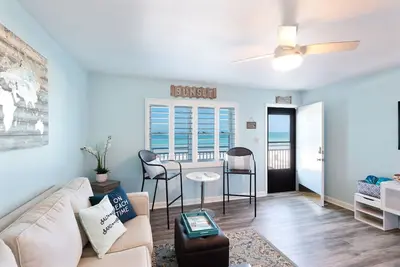Image de Condo en bord de mer récemment rénové avec des couchers de soleil incroyables depuis votre balcon!
