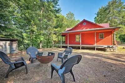 Image de Nouvelle cabine cassée avec pont sur la rivière Mountain Fork