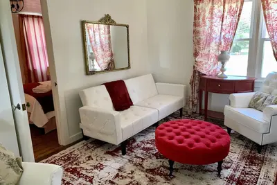 Image de The Red Cottage-Renseignez-vous sur les tarifs de location Ă long terme!
