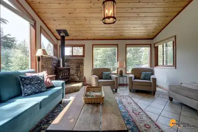 Image de Timberline Treehouse Chalet avec bain Ă remous!