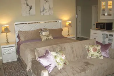 Image de Belle suite principale privée avec arrière-cour