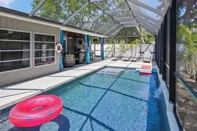 Image de Gulf Gate, piscine chauffée à l'eau de mer, mise à jour et magnifique! , Lanai avec Tv & Bbq Grill