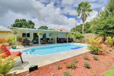 Image de Nouveau! St. Petersburg Home w / Tropical Yard & Pool!