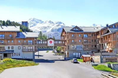 Image de Cuisine Spacieux dans les Montagnes Cuisine Equipée | Accès Piscine