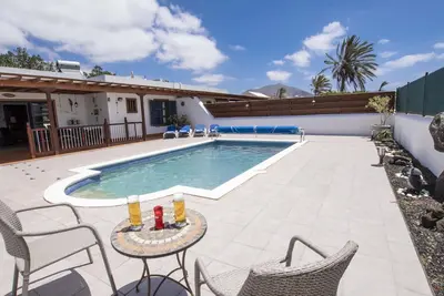 Image de Villa avec 2 chambres et 2 salles de bains, piscine chauffée, aire de jeux. Climatisation. Emplacement privilégié.