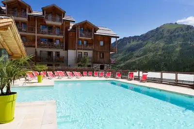 Image de Appartement Confortable | Piscine Extérieure Chauffée + Sauna + Jacuzzi