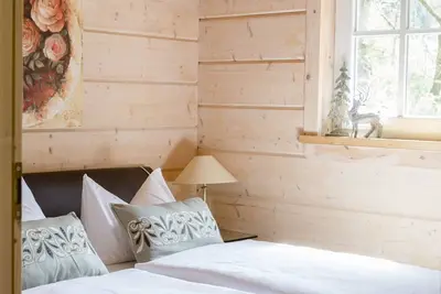 Image de Pavillon de chasse romantique avec sauna dans un parc naturel