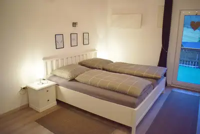 Image de Gemütliches 32qm Ferienapartment mit Dachterrasse und überdachtem Balkon; kostenfreies Parken und Wlan