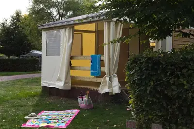 Image de Bungalow Toilé - sans sanitaires. 1 chambre lit double, 1 chambre 3 couchages (1 superposé) 5 personnes